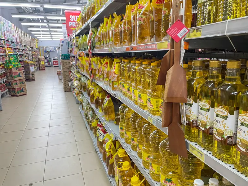 Supermarket aisle displaying various brands of cooking oil,
